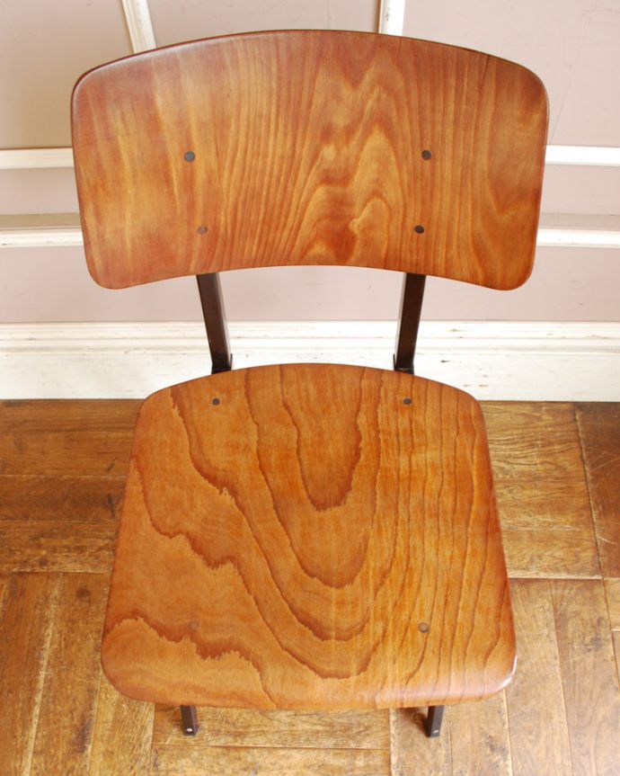 北欧ビンテージスタイル　アンティーク チェア　インダストリアルな雰囲気がカッコイイ、GALVANITAS（ガルバニタス）ヴィンテージチェア。座面もキレイな木目が感じられます。(x-442-c)