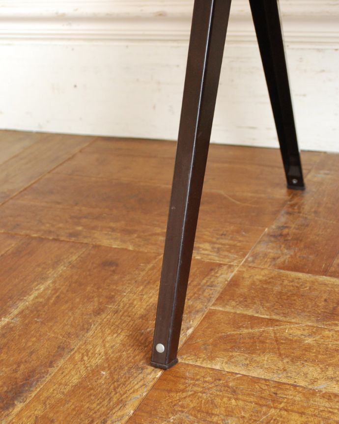 北欧ビンテージスタイル　アンティーク チェア　インダストリアルな雰囲気がカッコイイ、GALVANITAS（ガルバニタス）ヴィンテージチェア。きちんと支えます。(x-442-c)