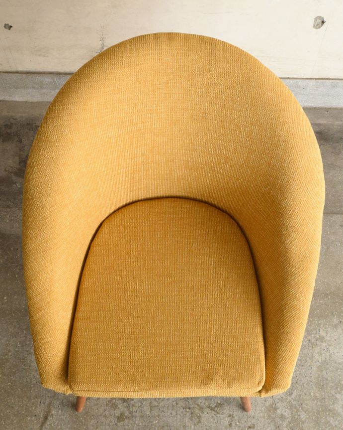 チェスターフィールド アンティーク チェア ソファのような掛け心地のイエローのヴィンテージチェア(1Pソファ)。座面にもしっかりとクッションが入っています。(x-447-c)