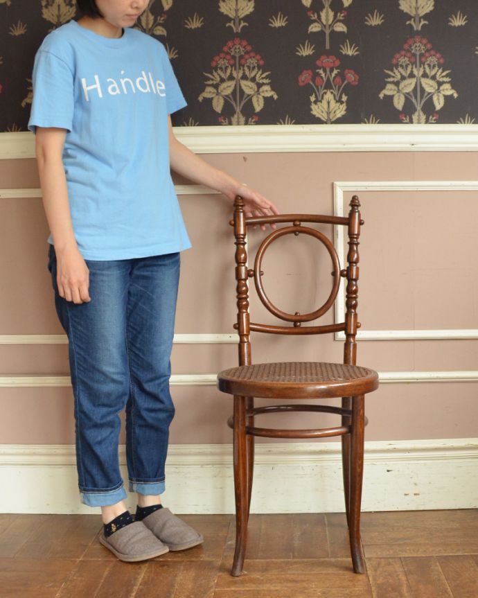 ベントウッドチェア　アンティーク チェア　背もたれの彫りが見事なFISCHEL社のアンティークベントウッドチェア（ダイニングチェア）。デスクやダイニングテーブルが似合います。(x-449-c)