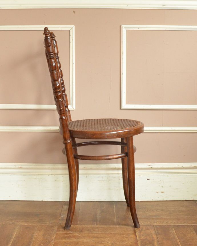 ベントウッドチェア　アンティーク チェア　背もたれの彫りが見事なFISCHEL社のアンティークベントウッドチェア（ダイニングチェア）。横から見た感じ。(x-449-c)