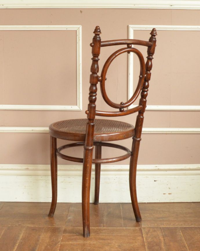 ベントウッドチェア　アンティーク チェア　背もたれの彫りが見事なFISCHEL社のアンティークベントウッドチェア（ダイニングチェア）。後ろ姿はこんな感じ。(x-449-c)