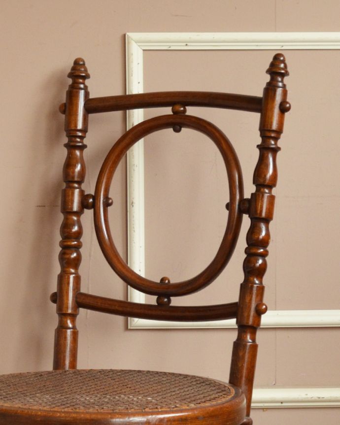 ベントウッドチェア　アンティーク チェア　背もたれの彫りが見事なFISCHEL社のアンティークベントウッドチェア（ダイニングチェア）。装飾が美しいチェアです。(x-449-c)