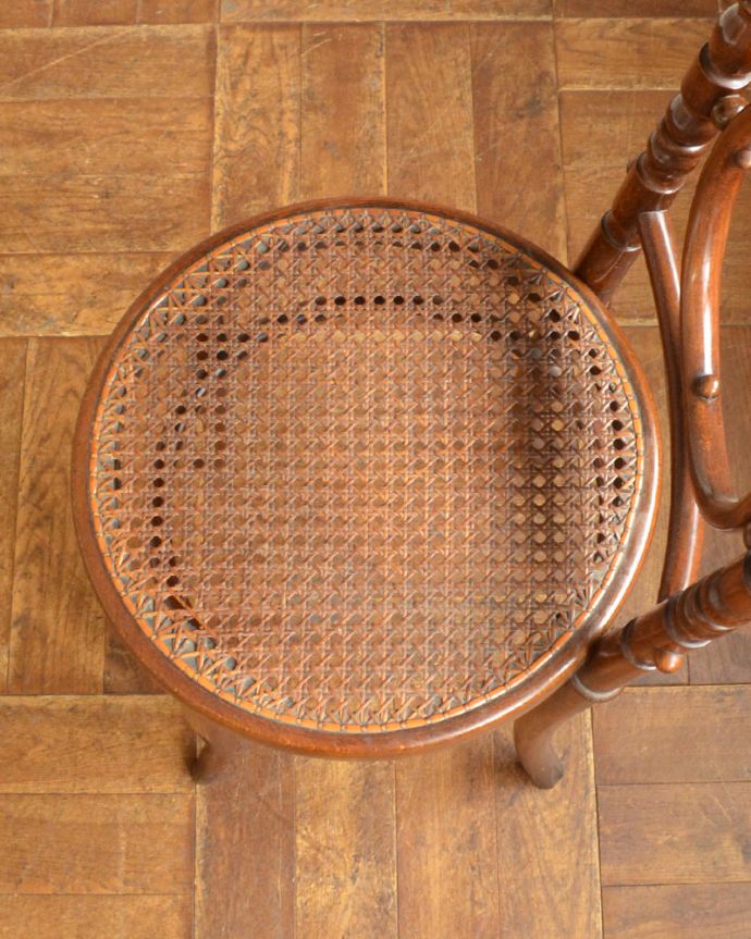 ベントウッドチェア　アンティーク チェア　背もたれの彫りが見事なFISCHEL社のアンティークベントウッドチェア（ダイニングチェア）。編み座なので、長時間座っても疲れません。(x-449-c)