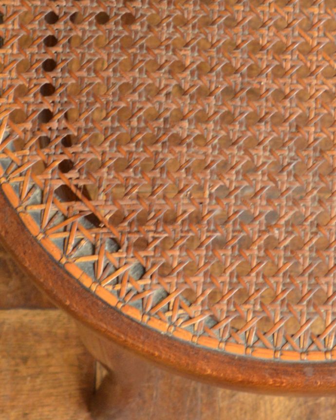 ベントウッドチェア　アンティーク チェア　背もたれの彫りが見事なFISCHEL社のアンティークベントウッドチェア（ダイニングチェア）。角が丸く作られているので、小さいお子様がいるご家庭でも安心です。(x-449-c)