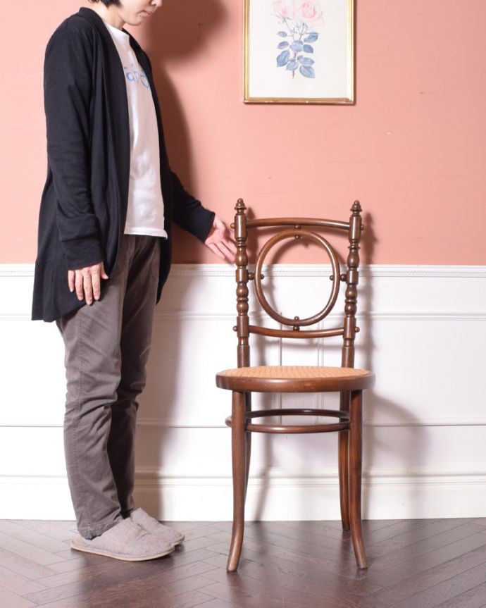 ベントウッドチェア　アンティーク チェア　背もたれの美しさと、編み座が魅力のFISCHEL社のアンティークベントウッドチェア（ダイニングチェア）。美しすぎるデザインどんな場所に置いても目立ってしまう、なかなか見つからないデザインの椅子。(x-452-c)