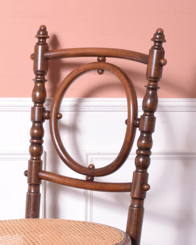 ベントウッドチェア　アンティーク チェア　背もたれの美しさと、編み座が魅力のFISCHEL社のアンティークベントウッドチェア（ダイニングチェア）。背もたれの装飾は特別な顔めったに見かけることがない特別なデザイン。(x-452-c)