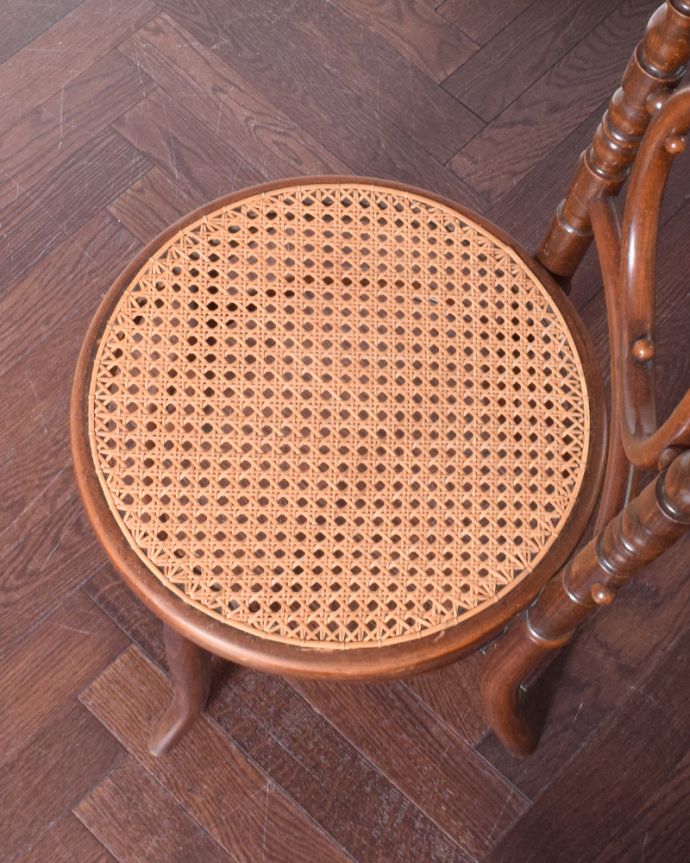 ベントウッドチェア　アンティーク チェア　背もたれの美しさと、編み座が魅力のFISCHEL社のアンティークベントウッドチェア（ダイニングチェア）。見ているだけで美しい編み座。(x-452-c)