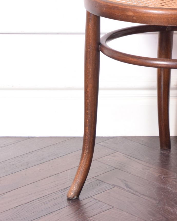 ベントウッドチェア　アンティーク チェア　背もたれの美しさと、編み座が魅力のFISCHEL社のアンティークベントウッドチェア（ダイニングチェア）。持ち上げなくても大丈夫脚の裏にフェルトキーパーを付けてお送りしていますので、持ち上げなくても床を滑らせて移動させることが出来ます。(x-452-c)