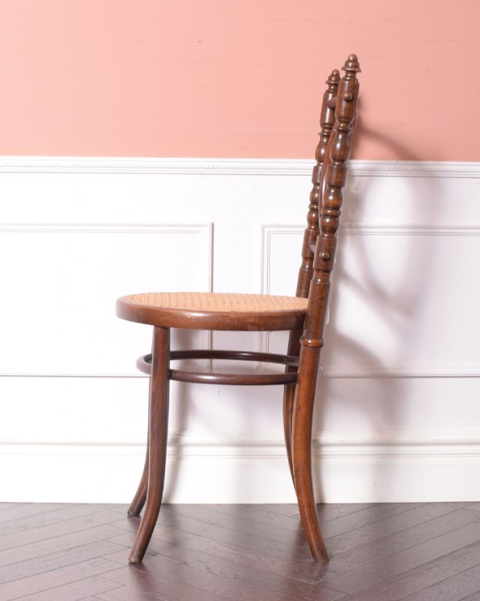 ベントウッドチェア　アンティーク チェア　背もたれの美しさと、編み座が魅力のFISCHEL社のアンティークベントウッドチェア（ダイニングチェア）。横から見た感じ。(x-452-c)