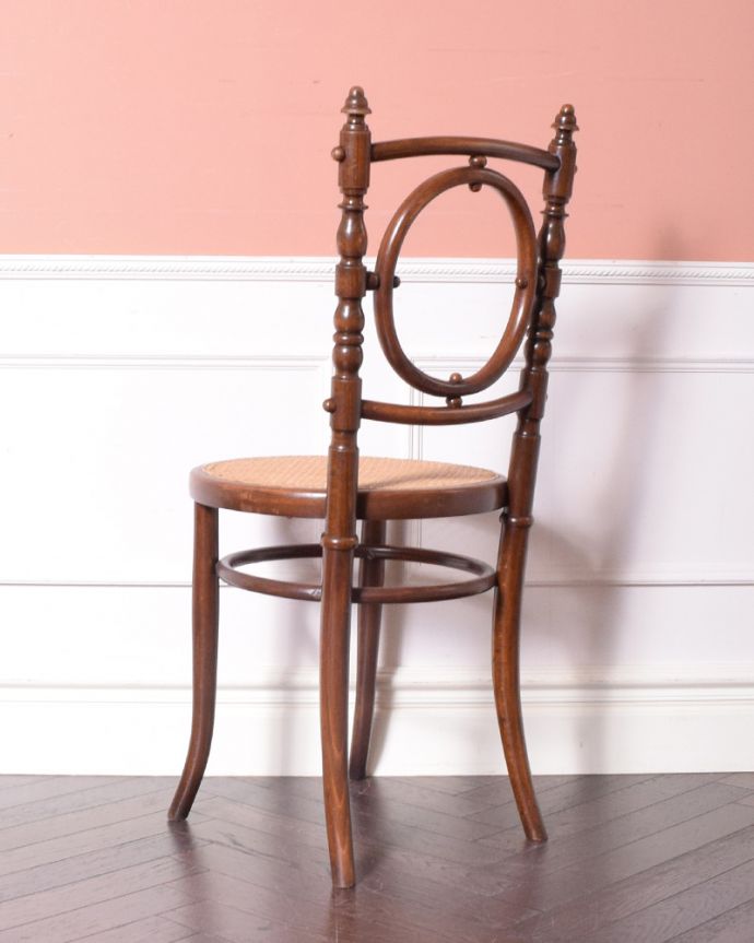 ベントウッドチェア　アンティーク チェア　背もたれの美しさと、編み座が魅力のFISCHEL社のアンティークベントウッドチェア（ダイニングチェア）。後ろ姿はこんな感じアンティークは新品ではないので、もちろん経年変化によるキズはありますが、専門の職人がキレイにお直しをしているので、後ろ姿までキレイです。(x-452-c)