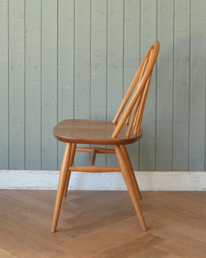 アーコールチェア　アンティーク チェア　北欧スタイルのアンティークのチェア、アンティーク アーコール フープバックチェア（６本タイプ）。横から見たときも脚がハの字に広がっています。(x-456-c)