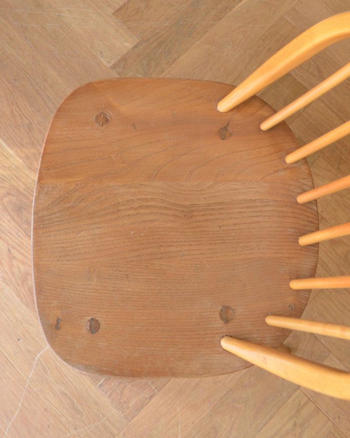 アーコールチェア　アンティーク チェア　北欧スタイルのアンティークのチェア、アンティーク アーコール フープバックチェア（６本タイプ）。広々としていて、座りやすい座面。(x-456-c)