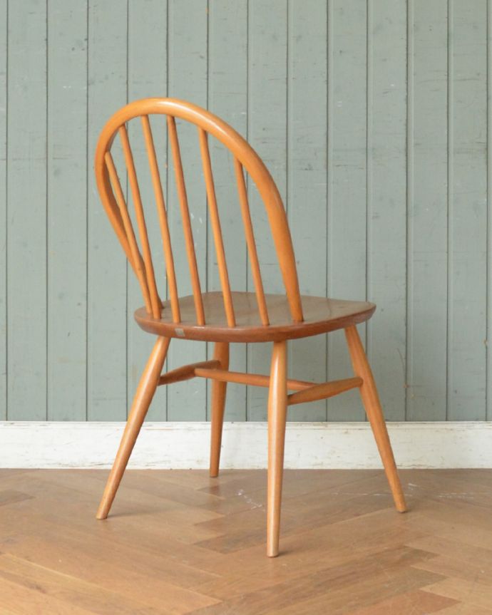 アーコールチェア　アンティーク チェア　北欧スタイルのアンティークのチェア、アンティーク アーコール フープバックチェア（６本タイプ）。後ろから見ても絵になってしまうんです。(x-456-c)
