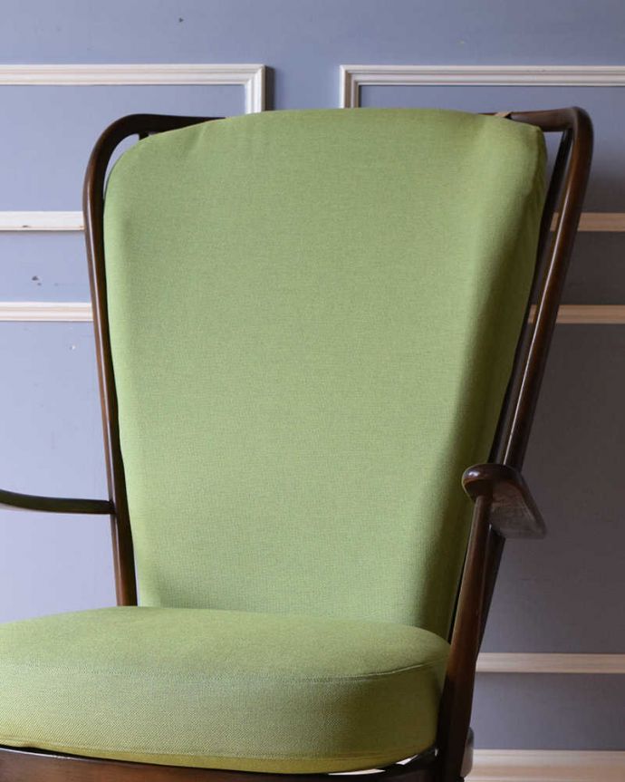 アーコールの家具　アンティーク チェア　アーコール社のアンティークソファ、1人掛けのラウンジチェア。背もたれまでカバーリングされているため、ふわっとした掛け心地が気持ち良いチェアです。(x-459-c)