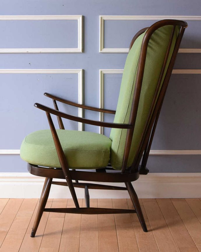 アーコールの家具　アンティーク チェア　アーコール社のアンティークソファ、1人掛けのラウンジチェア。深く腰掛けると、とっても気持ちいいです。(x-459-c)