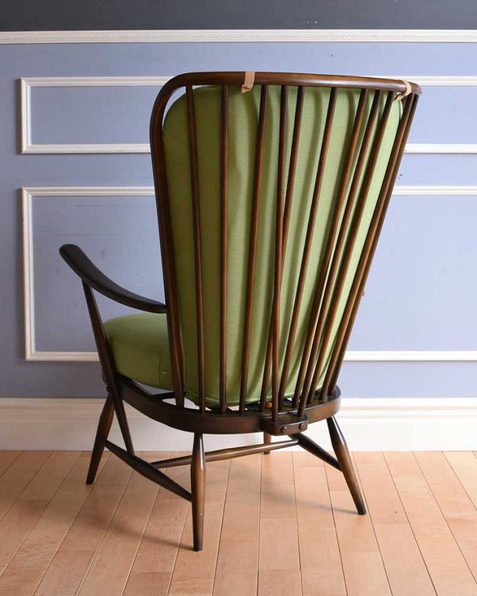 アーコールの家具　アンティーク チェア　アーコール社のアンティークソファ、1人掛けのラウンジチェア。後ろから見ても絵になるソファです。(x-459-c)