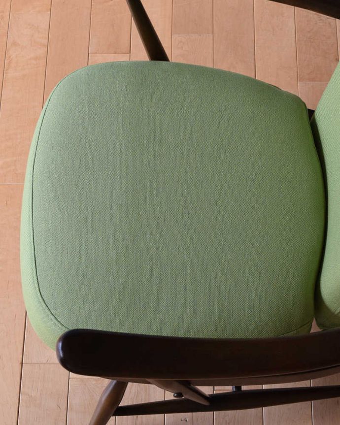 アーコールの家具　アンティーク チェア　アーコール社のアンティークソファ、1人掛けのラウンジチェア。座面にもしっかりとクッションが入っています。(x-459-c)