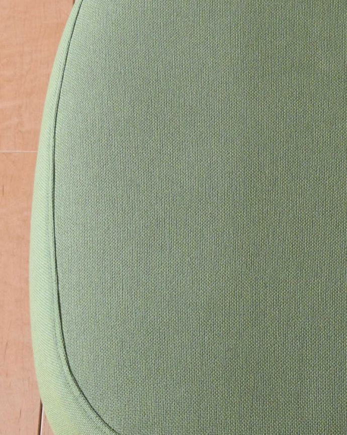 アーコールの家具　アンティーク チェア　アーコール社のアンティークソファ、1人掛けのラウンジチェア。背もたれから座面にかけて、全てカバーが掛かっています。(x-459-c)