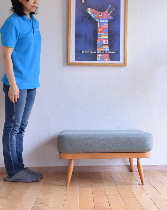 アーコールの家具　アンティーク チェア　人気の北欧ヴィンテージ家具、アーコール社のスツール（オットマン） 。スツールとして腰掛けたり、ソファやイスの前に置いて足乗せ（オットマン）として使えます。(x-462-c)