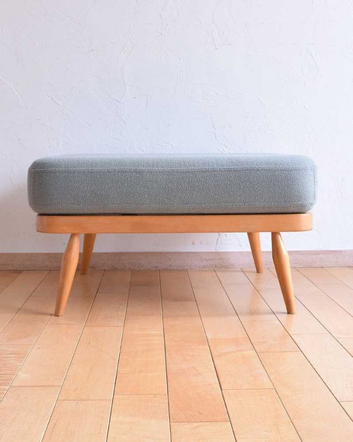 アーコールの家具　アンティーク チェア　人気の北欧ヴィンテージ家具、アーコール社のスツール（オットマン） 。きちんとメンテナンスしてあるので、キレイです。(x-462-c)