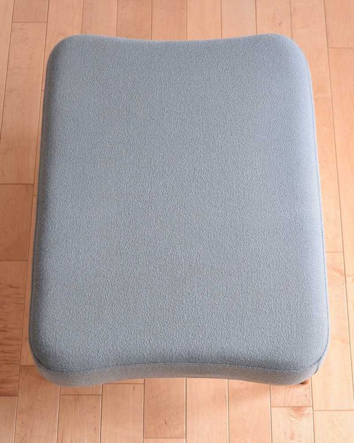 アーコールの家具　アンティーク チェア　人気の北欧ヴィンテージ家具、アーコール社のスツール（オットマン） 。クッションが入っているので、長時間座っても疲れません。(x-462-c)