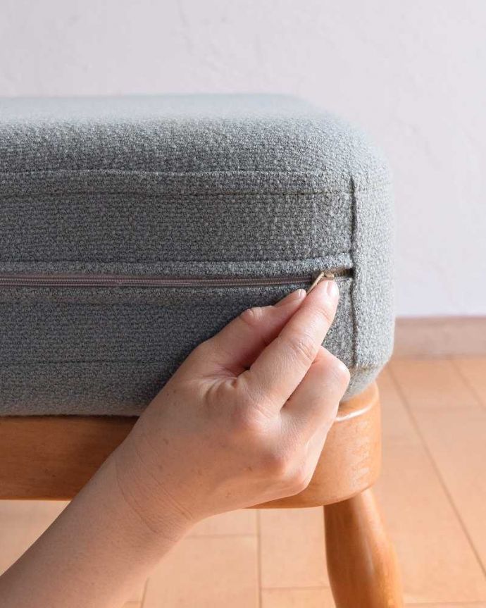 アーコールの家具　アンティーク チェア　人気の北欧ヴィンテージ家具、アーコール社のスツール（オットマン） 。チャックが付いているので、カバーの取り外しが可能です。(x-462-c)