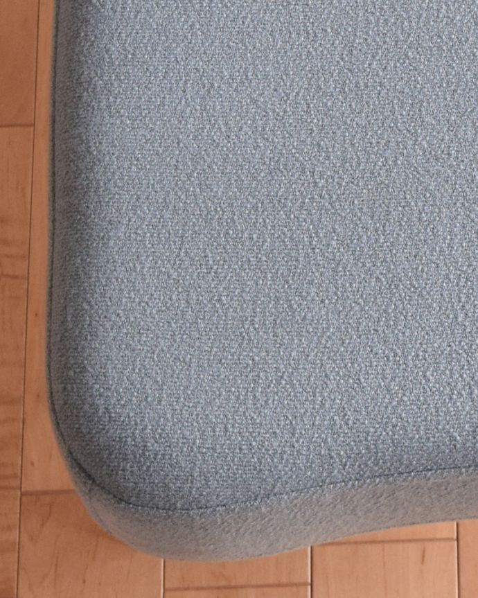 アーコールの家具　アンティーク チェア　人気の北欧ヴィンテージ家具、アーコール社のスツール（オットマン） 。合わせすいグレーの生地に新しく張替えました。(x-462-c)