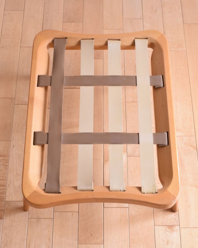 アーコールの家具　アンティーク チェア　人気の北欧ヴィンテージ家具、アーコール社のスツール（オットマン） 。座面を取ると、ウェービングテープで支える構造です。(x-462-c)