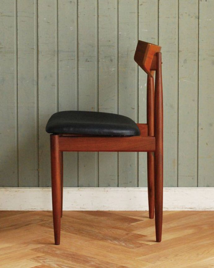 G-PLAN(Gプラン) アンティーク チェア ビンテージの北欧椅子、木製フレームのG-planダイニングチェア。横から見るとこんな感じゆったりとした食事の時間を楽しんでください。(x-463-c)