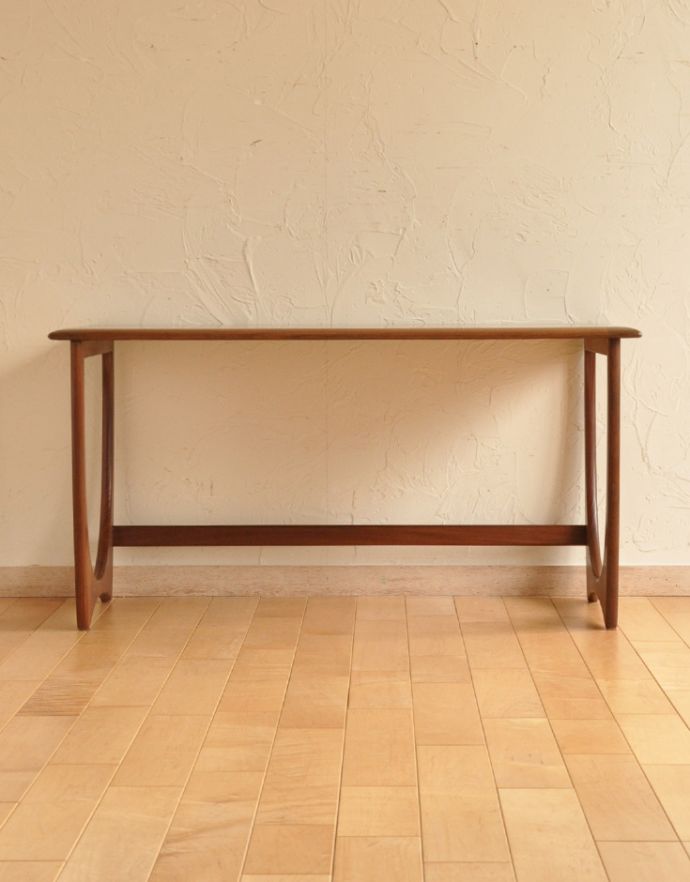 G-PLAN(Gプラン)　アンティーク家具　北欧スタイルに馴染むヴィンテージ家具、G-planのセンターテーブル。脚のデザインがスタイリッシュでかっこいい！一方にはバーが付いています。(x-465-f-2)