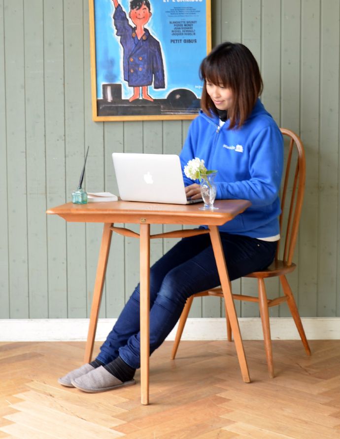 アーコールの家具 アンティーク家具 1970年代のアンティーク アーコール サイドテーブル。可愛いテーブルに食器が並ぶと、お家でカフェ気分を味わえます。(x-470-f)