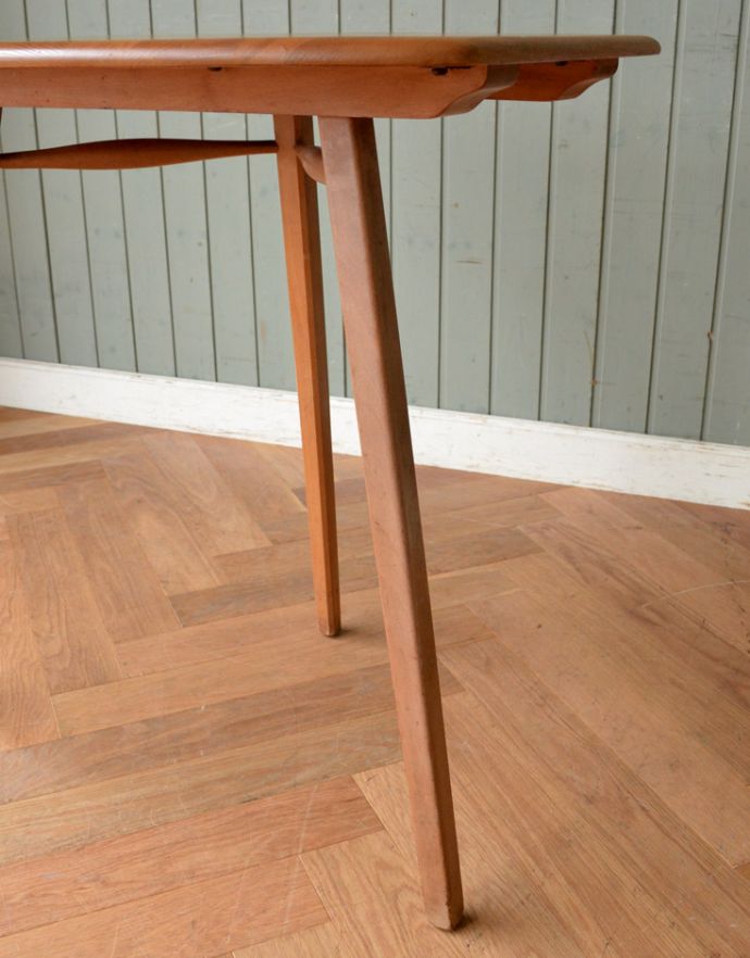 アーコールの家具 アンティーク家具 1970年代のアンティーク アーコール サイドテーブル。細い美しい脚がアーコールの特徴。(x-470-f)