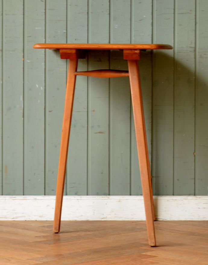 アーコールの家具 アンティーク家具 1970年代のアンティーク アーコール サイドテーブル。横から見てもスッキリとしたシルエットです。(x-470-f)