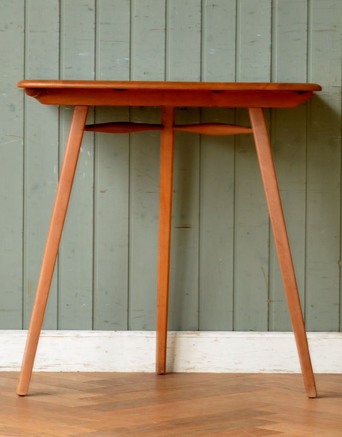 アーコールの家具 アンティーク家具 1970年代のアンティーク アーコール サイドテーブル。スッキリしたデザイン。(x-470-f)