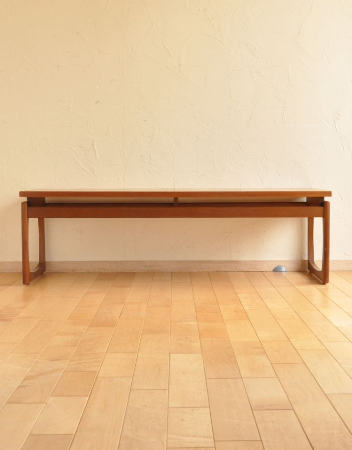 ロイドテーブル　アンティーク家具　ヴィンテージの北欧インテリア、長方形のコーヒーテーブル。キチンとお直ししてありますので、安定感のある脚です。(x-483-f-1)