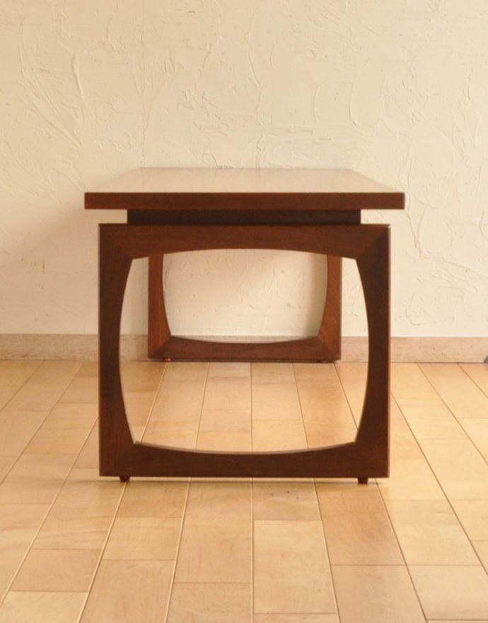 ロイドテーブル　アンティーク家具　ヴィンテージの北欧インテリア、長方形のコーヒーテーブル。スリムなのですっきりした印象です。(x-483-f-1)