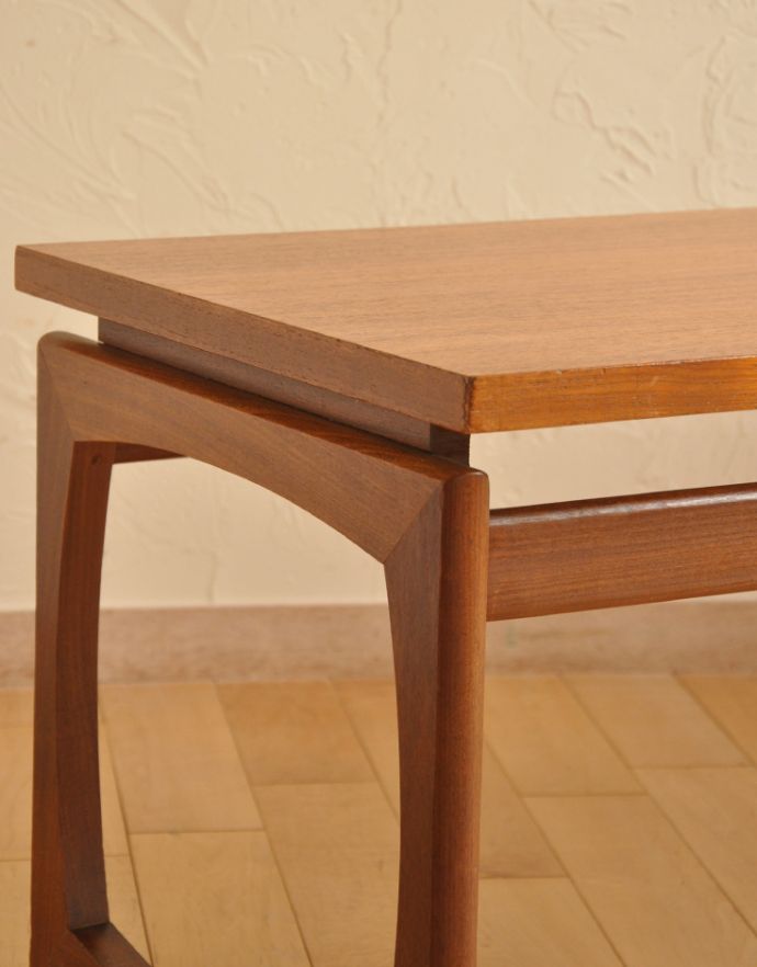 ロイドテーブル　アンティーク家具　ヴィンテージの北欧インテリア、長方形のコーヒーテーブル。まっすぐ伸びた脚です。(x-483-f-1)