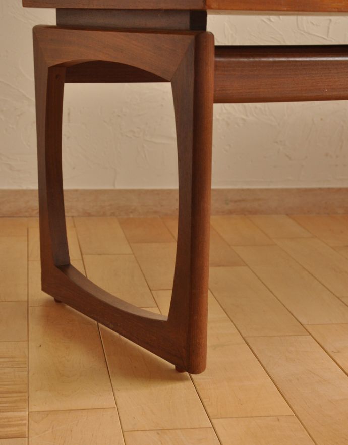 ロイドテーブル　アンティーク家具　ヴィンテージの北欧インテリア、長方形のコーヒーテーブル。脚先までキレイ！職人のこだわりを感じるかっこいいデザインです。(x-483-f-1)