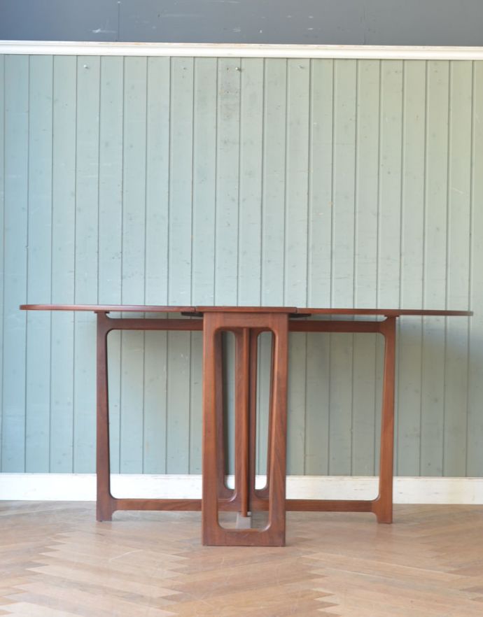 アンティークのテーブル　アンティーク家具　北欧スタイルのヴィンテージ家具、ドロップリーフテーブル（伸張式）。脚のデザインがスタイリッシュでかっこいい！人気の北欧インテリアやシンプルモダンのお部屋にもピッタリですよ。(x-543-f-1)