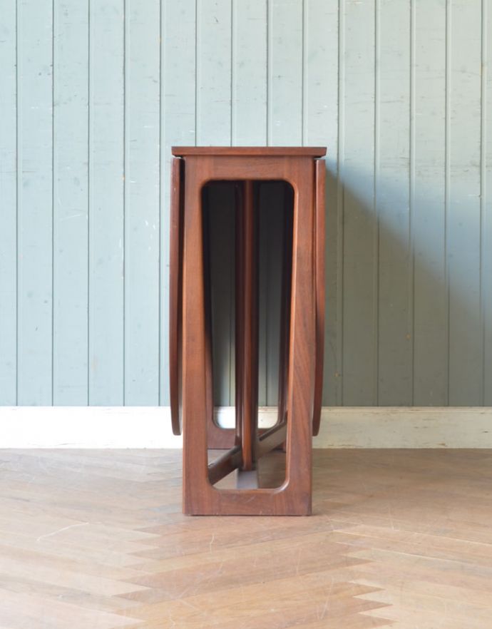 アンティークのテーブル　アンティーク家具　北欧スタイルのヴィンテージ家具、ドロップリーフテーブル（伸張式）。閉じて見ると、こんなにスッキリしています！【 閉じた状態 】幅30.5×奥行106.5×高さ72.5cm。(x-543-f-1)