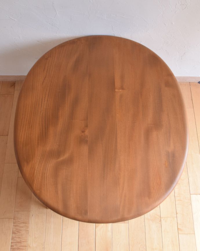 アーコールの家具　アンティーク家具　和室にも似合うヴィンテージ家具、アーコールのコーヒーテーブル。丸くて可愛い天板。(x-593-f-1)