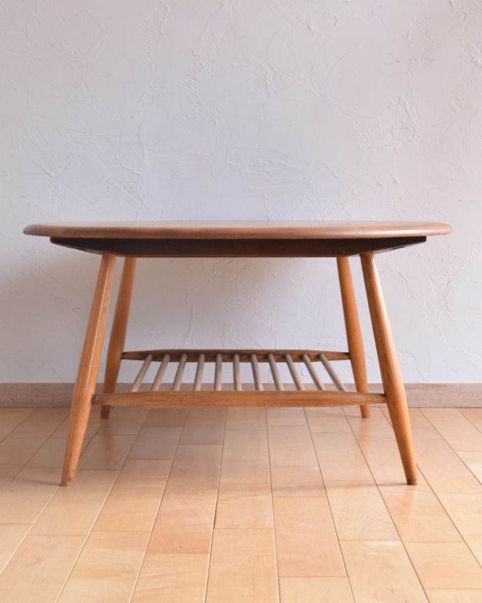 アーコールの家具　アンティーク家具　和室にも似合うヴィンテージ家具、アーコールのコーヒーテーブル。ハの字に開いた脚がアーコールらしくて可愛いです。(x-593-f-1)