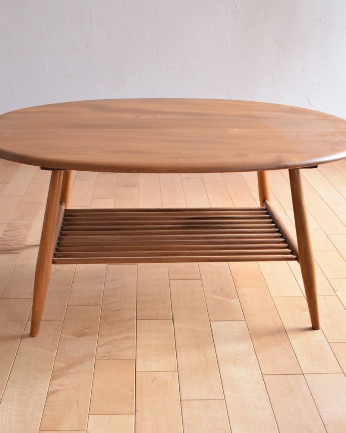 アーコールの家具　アンティーク家具　和室にも似合うヴィンテージ家具、アーコールのコーヒーテーブル。※アンティークは新品ではないので、もちろん経年変化によるキズはありますが、専門の職人が目立たないようキレイにお直しをしているので、後姿までキレイです。(x-593-f-1)