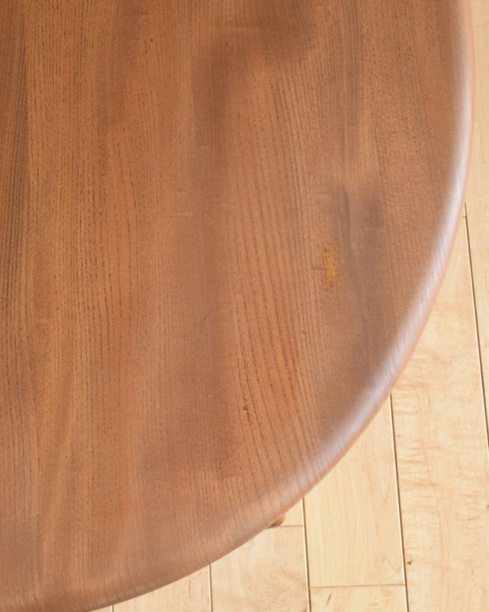 アーコールの家具　アンティーク家具　和室にも似合うヴィンテージ家具、アーコールのコーヒーテーブル。天板が丸いので、小さなお子様のいるお家も安心。(x-593-f-1)