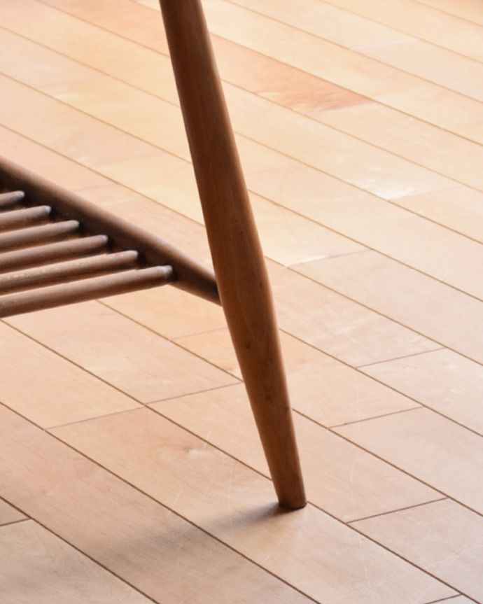 アーコールの家具　アンティーク家具　和室にも似合うヴィンテージ家具、アーコールのコーヒーテーブル。きちんと支えますのでご安心ください。(x-593-f-1)