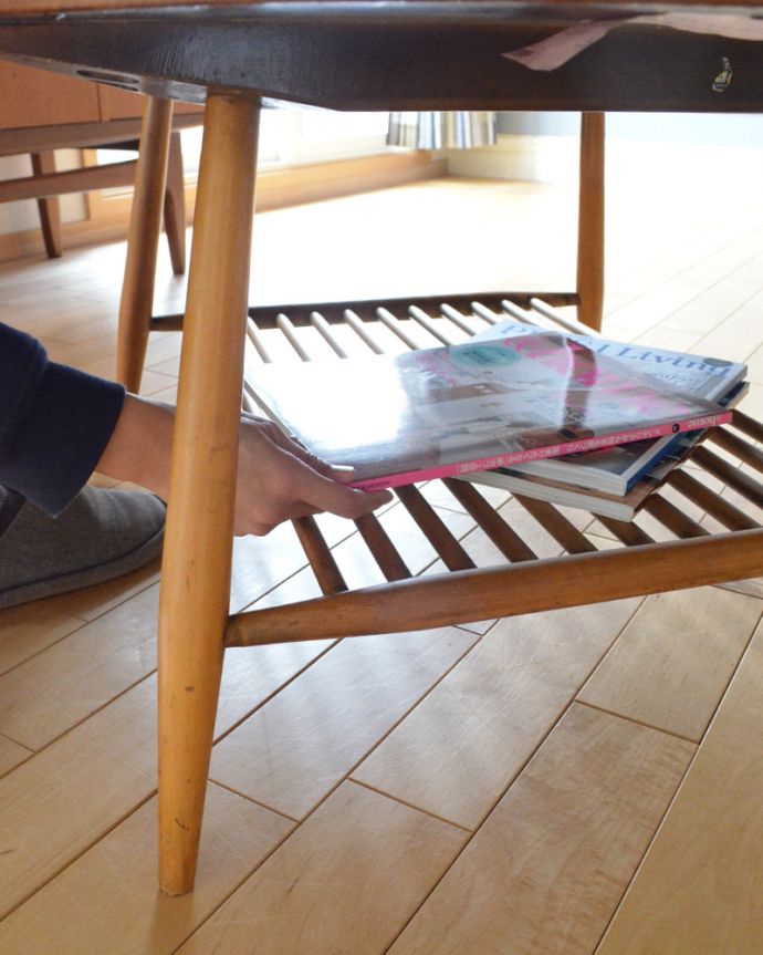 アーコールの家具　アンティーク家具　和室にも似合うヴィンテージ家具、アーコールのコーヒーテーブル。テーブルの下は物置きになっています。(x-593-f-1)