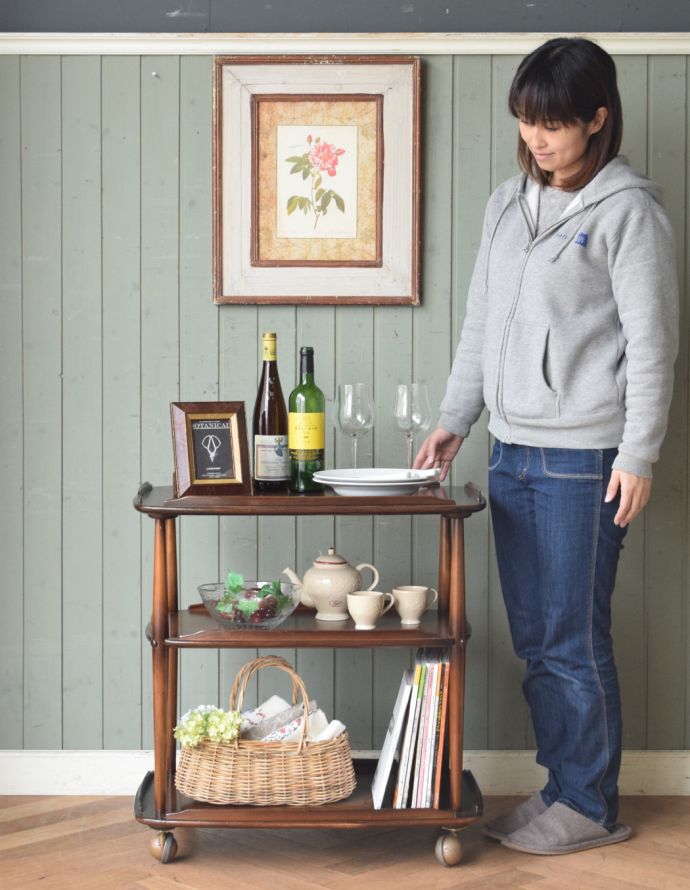 アーコールの家具　アンティーク家具　イギリスのヴィンテージ家具、アーコールのトローリー（ワゴン）。コロコロ転がせば移動も楽チン！可愛いので毎日使いたくなります。(x-598-f-1)