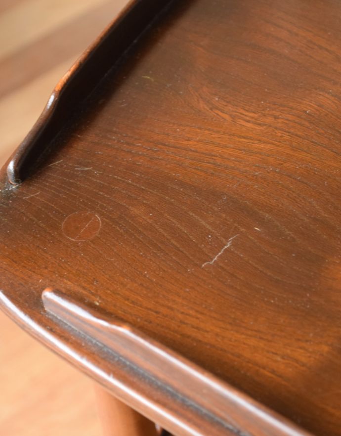 アーコールの家具　アンティーク家具　イギリスのヴィンテージ家具、アーコールのトローリー（ワゴン）。縁には物が転がり落ちないように盾が入っています。(x-598-f-1)