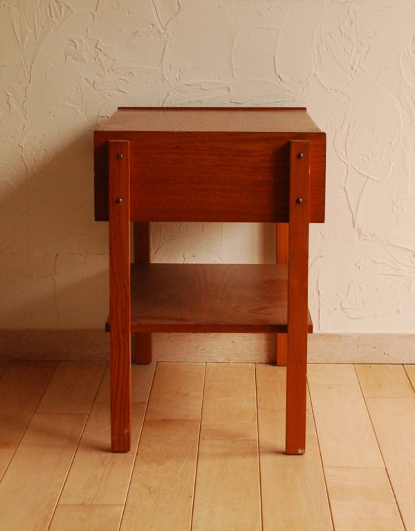 アンティークのチェスト　アンティーク家具　寝室を彩るヴィンテージ家具、引き出し付きのナイトテーブル。サイドから見ても絵になります。(x-603-f)